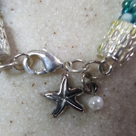 Beautiful beaded and crystal bracelet - Picture 4 of 8